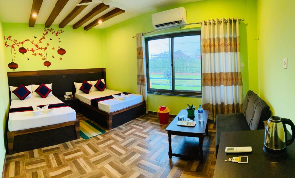 Postel nebo postele na pokoji v ubytování The Lumbini Hotel