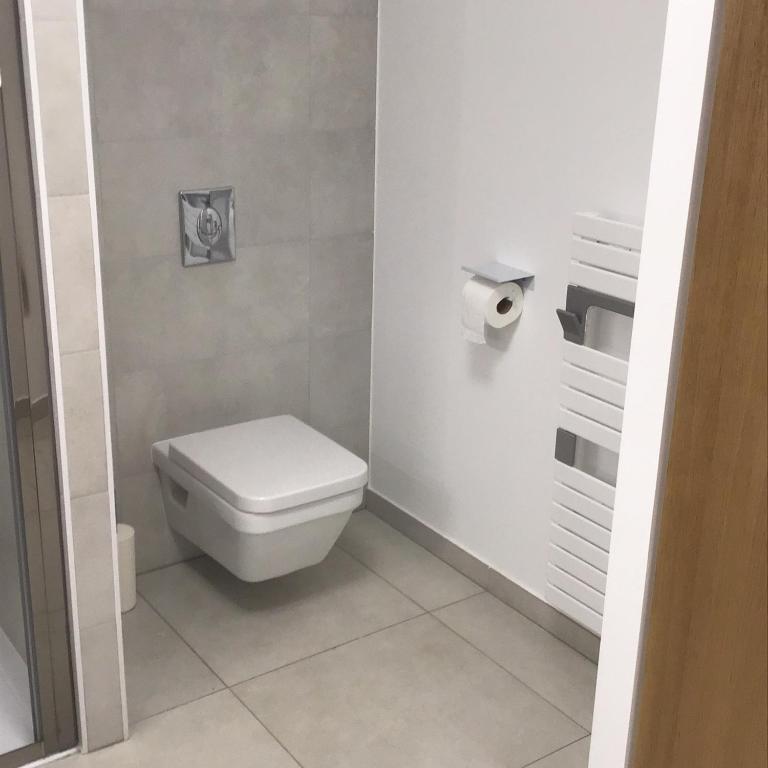 Koupelna v ubytování Suite avec 2 chambres d'hôtes pour 1 à 4 personnes avec terrasse, vue mer, parking privé, proche port et aéroport