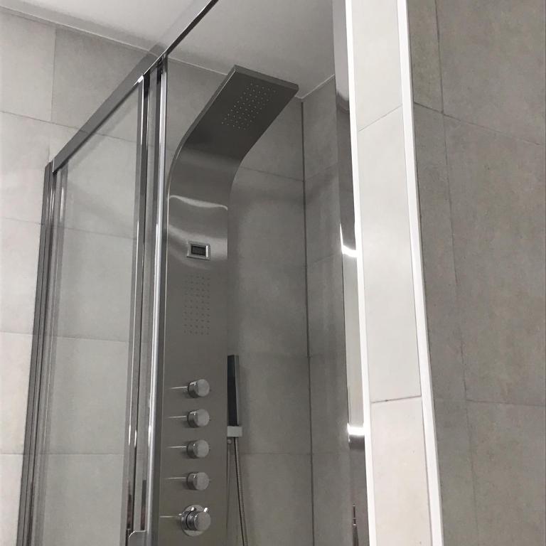 Koupelna v ubytování Suite avec 2 chambres d'hôtes pour 1 à 4 personnes avec terrasse, vue mer, parking privé, proche port et aéroport