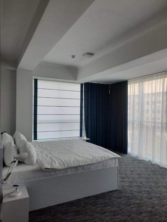 Postel nebo postele na pokoji v ubytování Glass Cube Hotel