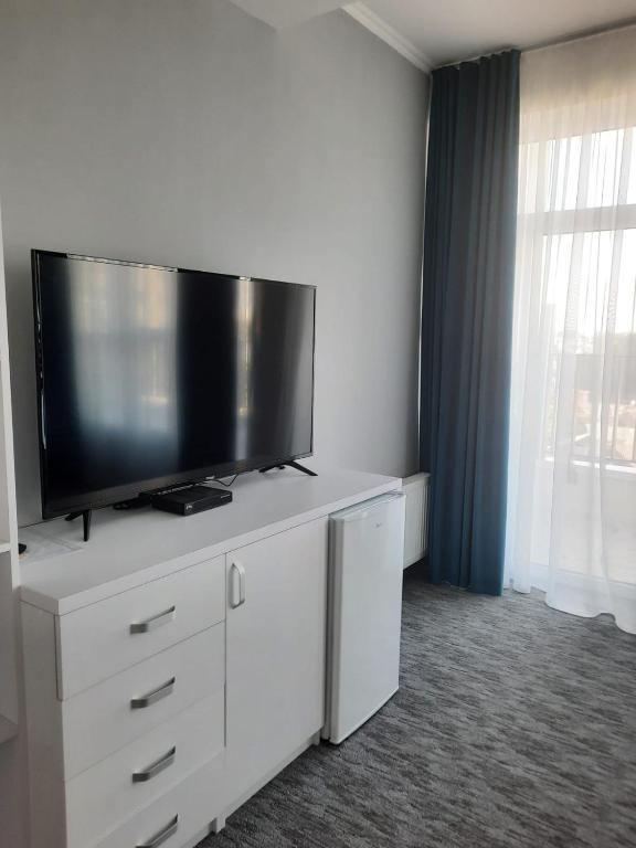TV a/nebo společenská místnost v ubytování Glass Cube Hotel