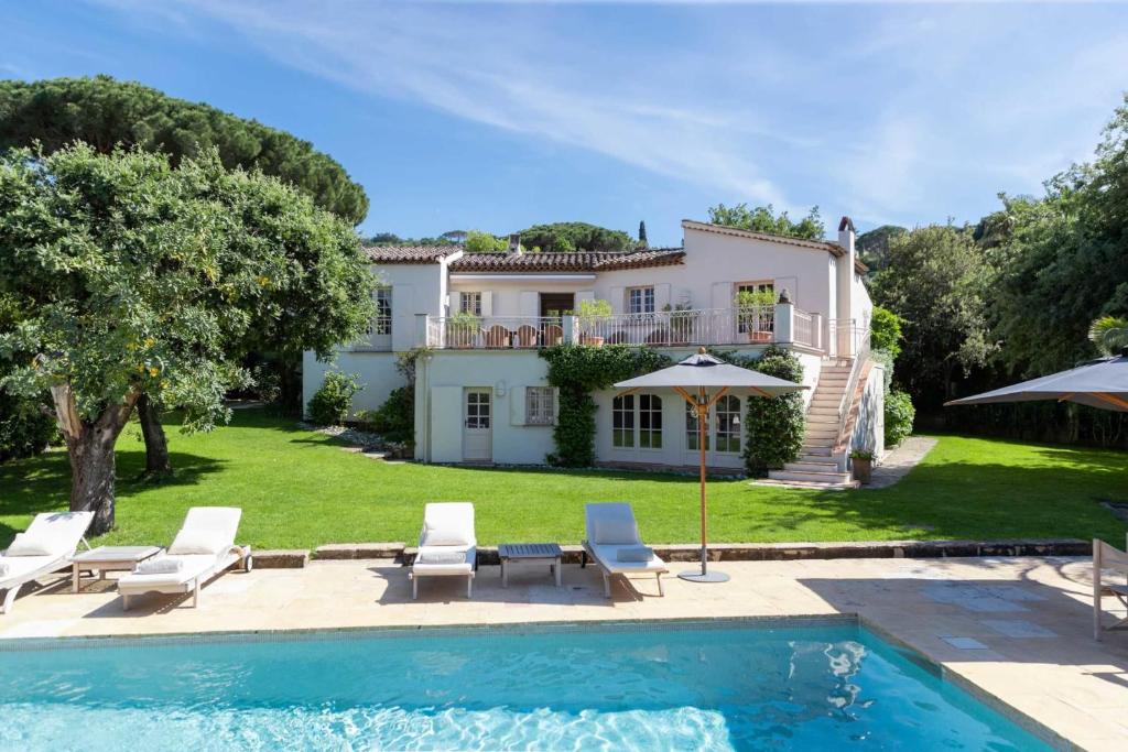 une villa avec piscine et une maison dans l'établissement Magnifique maison avec piscine - 5BR-10P - Gassin, à Saint-Tropez