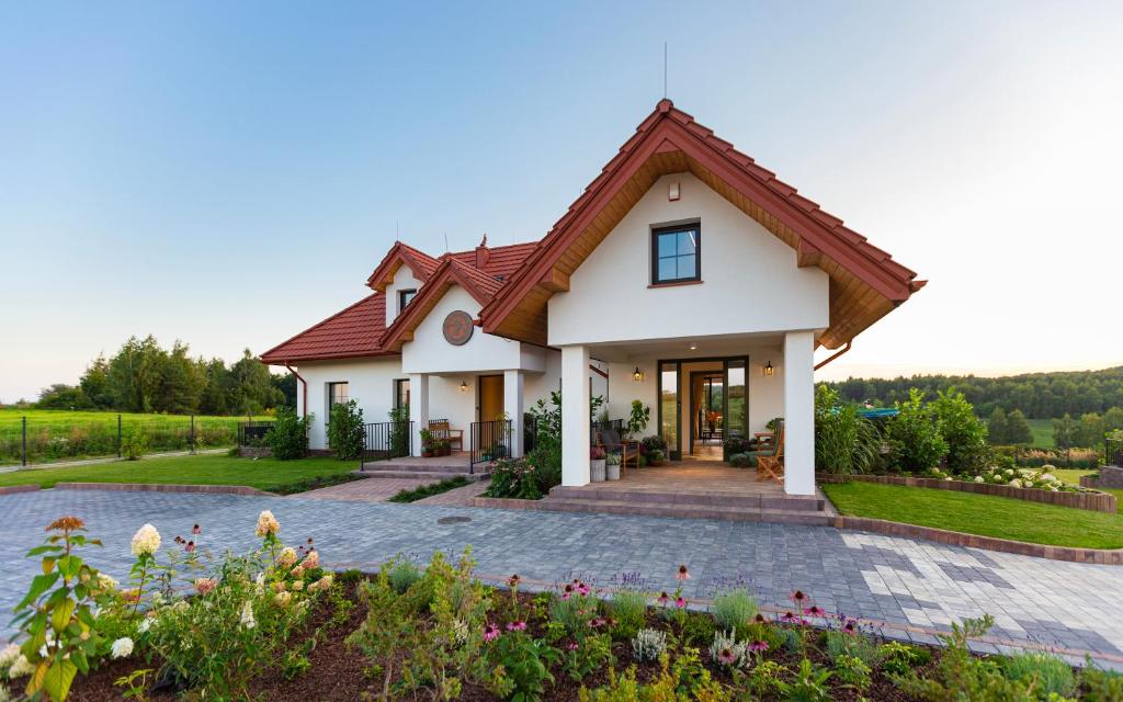 a house with a red roof at Lisie Sprawki in Bebło