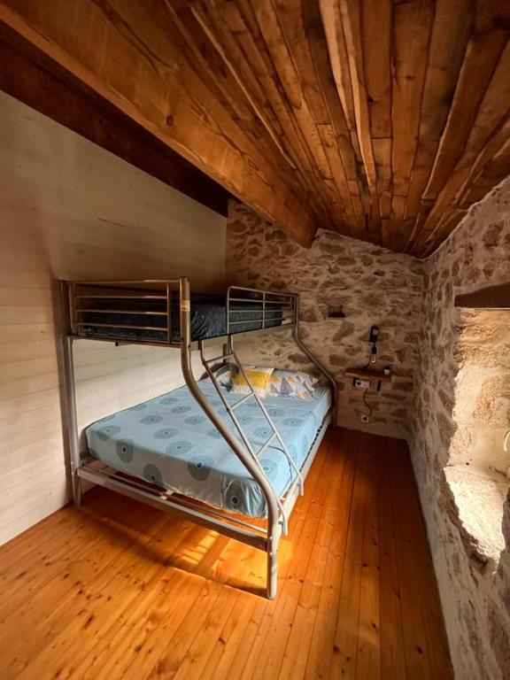 a bunk bed in a room with a wooden ceiling at Gîte les Pieds dans l&#39;eau bord de Sèvre, 10 min du Puy du Fo in Treize-Vents