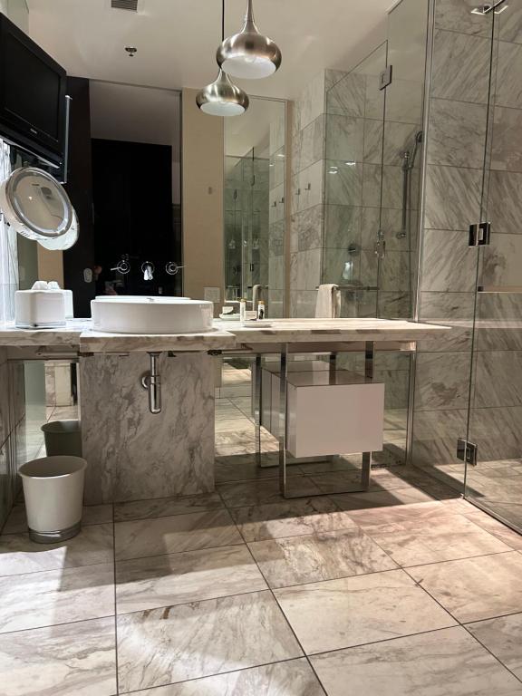 uma casa de banho com um lavatório e um chuveiro em Amazing view 18th floor at Palms place Las Vegas em Las Vegas