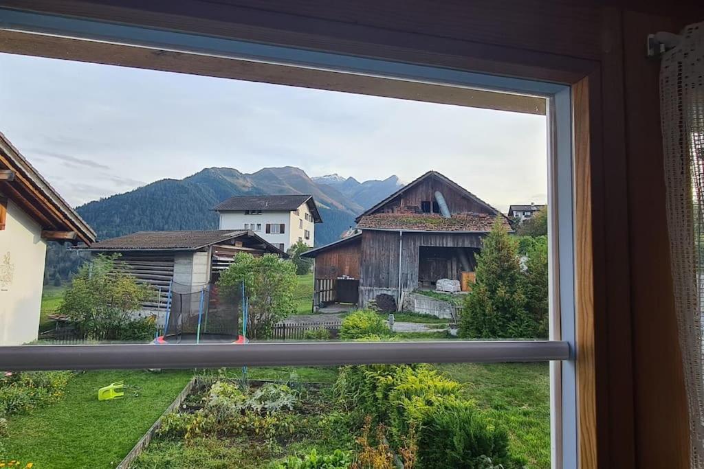 una ventana con vistas a la montaña desde una casa en Casa Biala Dimora - Ski IN/OUT, en Vigens