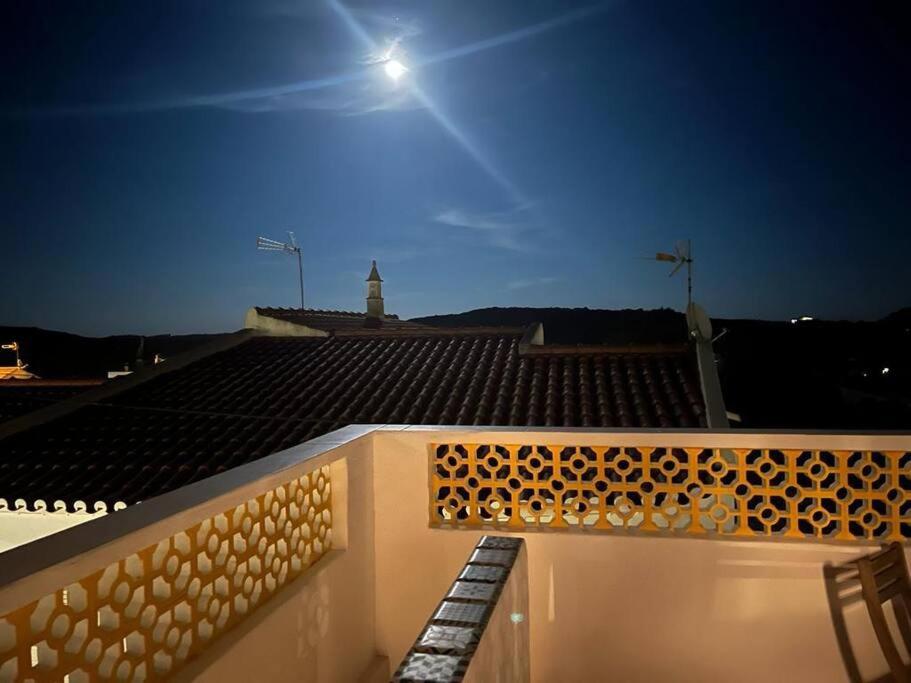 a building with a bench on top of it at Casa Vento Budens in Budens