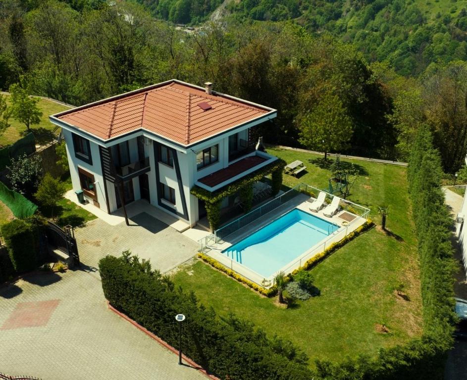 una vista aérea de una casa con piscina en Nevras Resort Sapanca en Sapanca