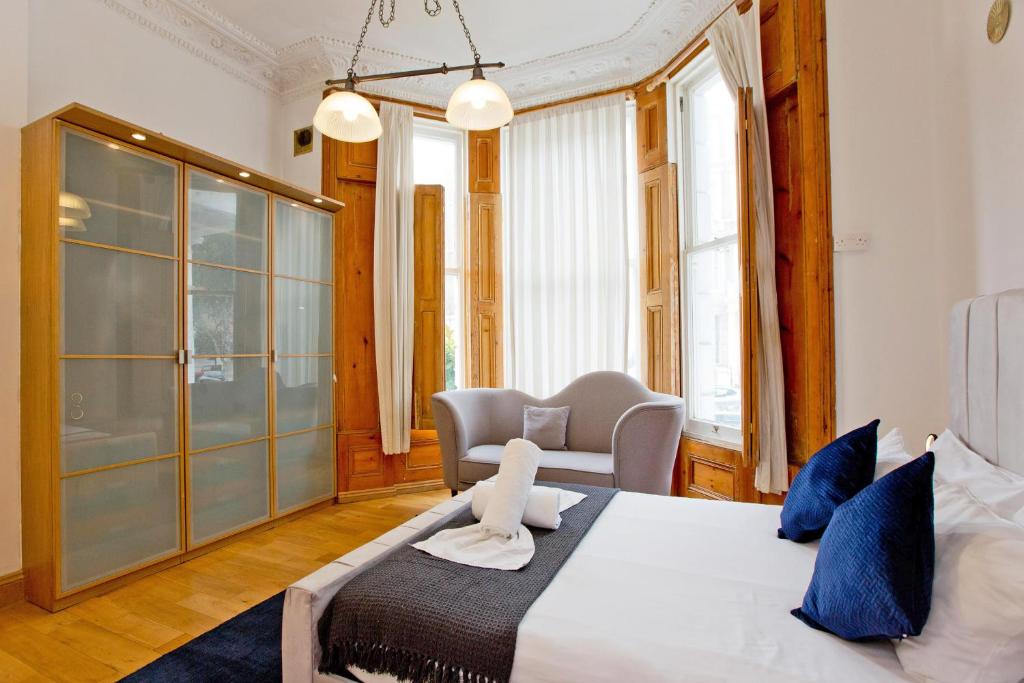 Postel nebo postele na pokoji v ubytování Imperial Earls Court Apartments