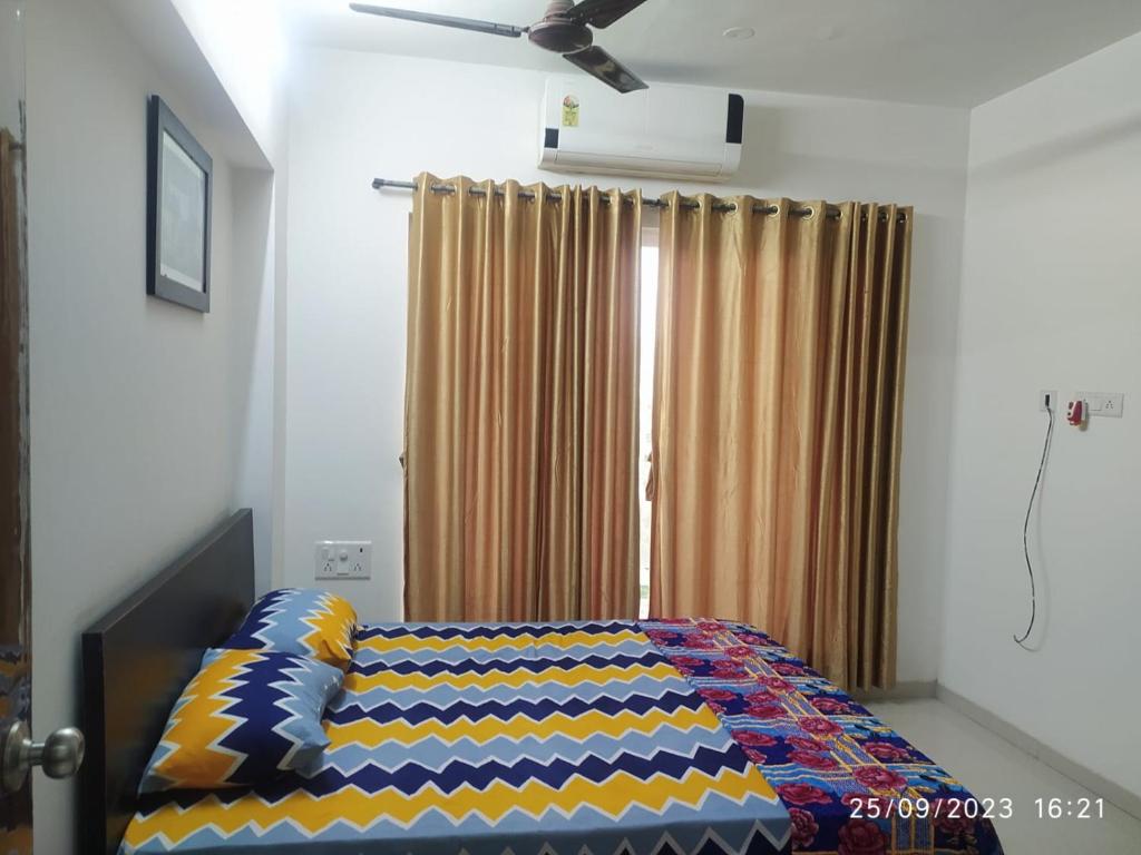 um quarto com uma cama e uma janela em Ivy Zen 1 BHK with Common Pool 12 kms from Imagicaa em Jambhulpāda