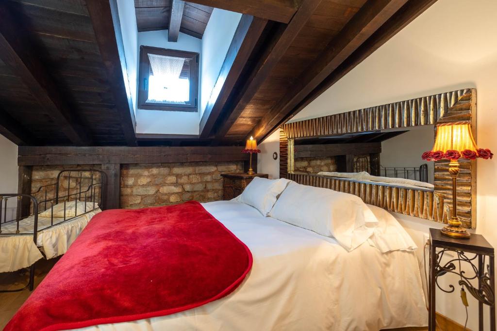 Postel nebo postele na pokoji v ubytování Casa Rural Adolfo