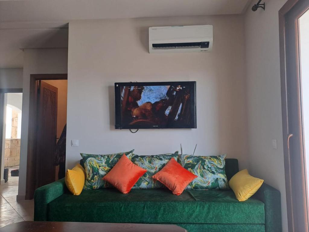 TV a/nebo společenská místnost v ubytování Lilac's garden vue montagnes et jardins