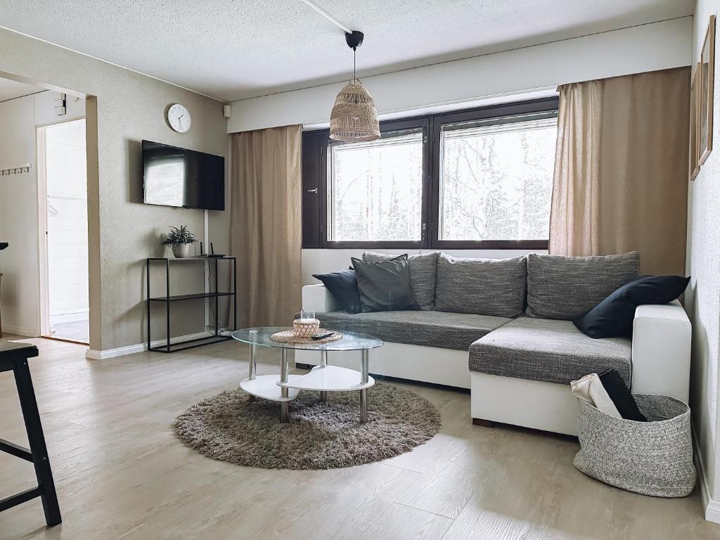 ein Wohnzimmer mit einem Sofa und einem Tisch in der Unterkunft Sapelin airbnb, Parkano in Parkano