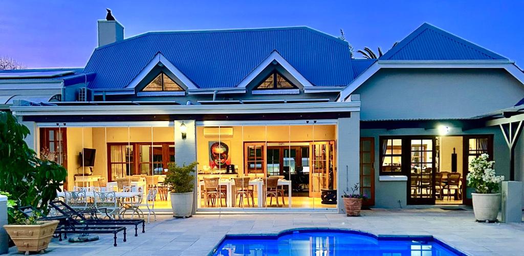uma casa com uma piscina em frente em Summit Place Guesthouse em Cidade do Cabo