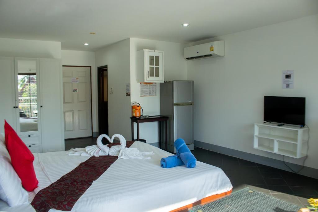 Postel nebo postele na pokoji v ubytování Deng's kamala beach Guesthouse