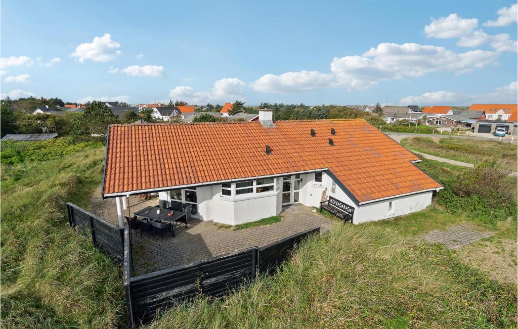 eine Luftansicht eines Hauses mit orangefarbenem Dach in der Unterkunft Pet Friendly Home In Thisted With Wifi in Torsted