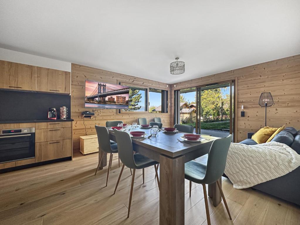 une cuisine et un salon avec une table et des chaises dans l'établissement GRD005 - Appartement standing 6 pers pied de piste, aux Carroz d'Arâches