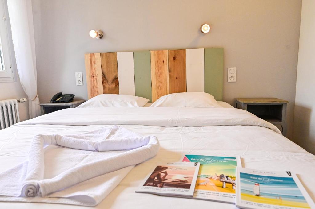 een slaapkamer met een bed met een boek erop bij Naéco Erdeven in Erdeven