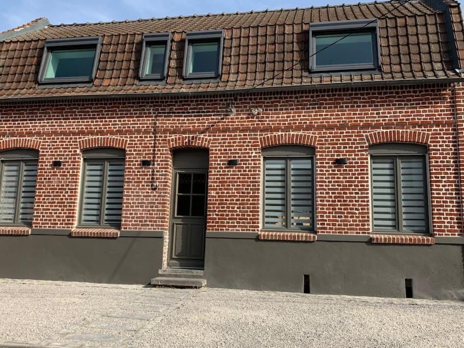 budynek z czerwonej cegły z oknami i drzwiami w obiekcie L havre de paix w mieście Avelin