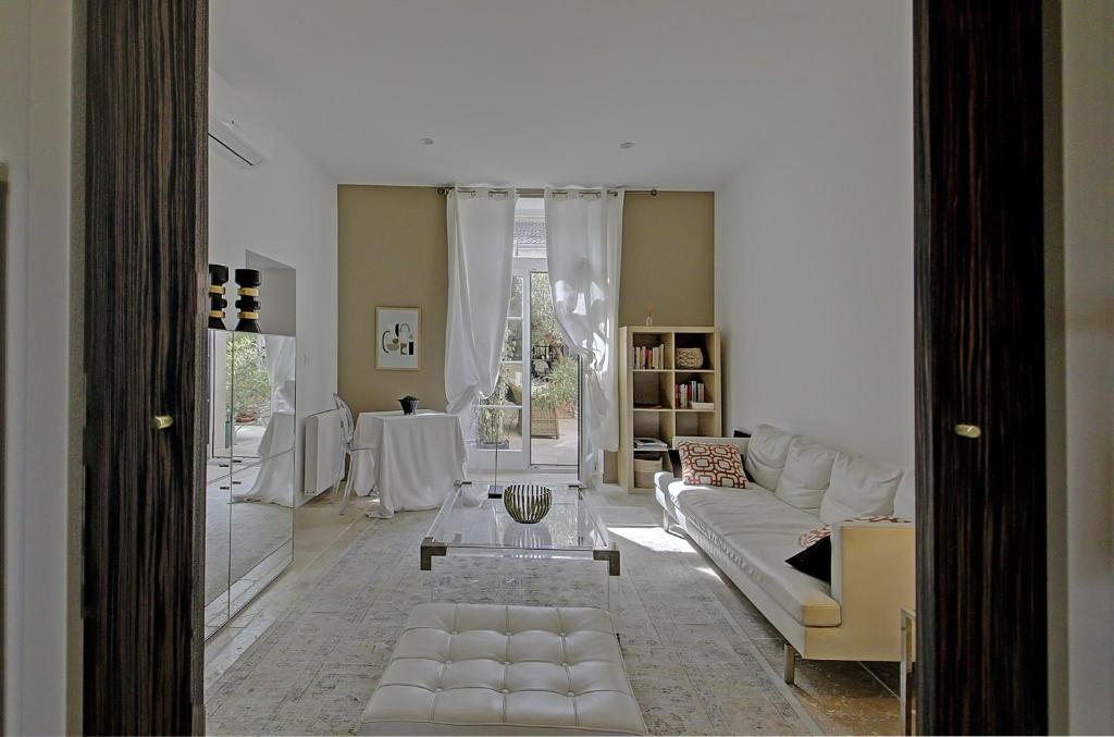 sala de estar con sofá blanco y mesa en Le KLIMT, en Écully