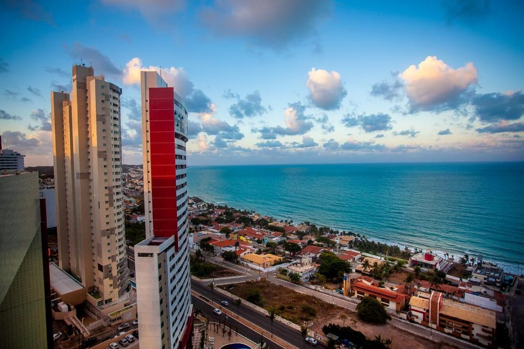 - une vue sur la ville et l'océan depuis un bâtiment dans l'établissement Ponta Negra Flat, à Natal