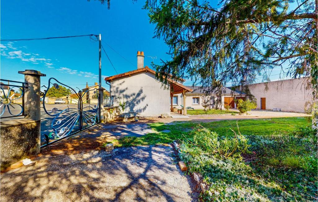 ein Haus mit einem Tor vor einem Hof in der Unterkunft Nice Home In La Grimaudire With House A Panoramic View 
