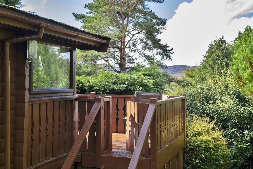 TrawsfynyddにあるFinest Retreats - Mountain Viewの窓付き小屋への木の門