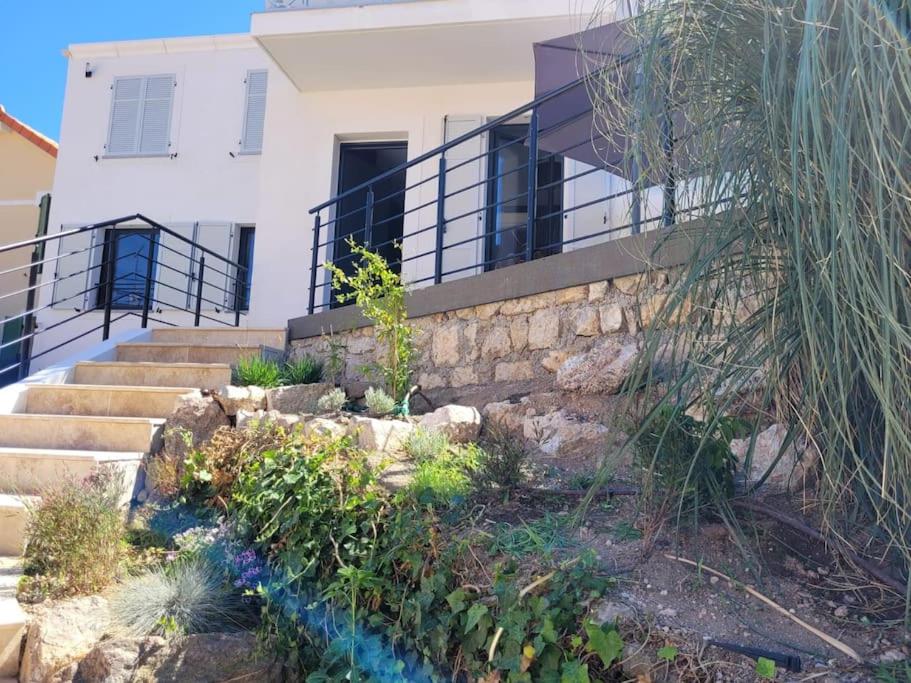 une maison avec un escalier en pierre et quelques plantes dans l'établissement Studio neuf indépendant terrasse, à Cannes