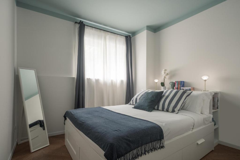 een slaapkamer met een groot bed en een raam bij Monti Design Apartment R&R in Milaan