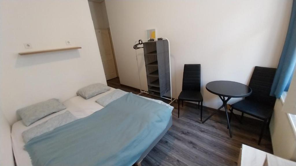 Posteľ alebo postele v izbe v ubytovaní Aradi Rooms with Private bathroom in the City Centre