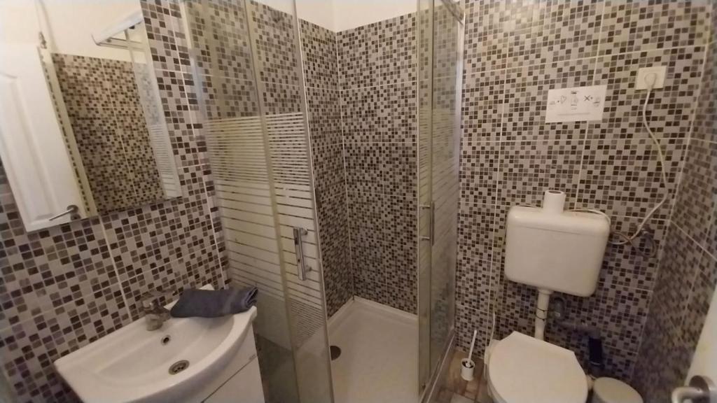 Kúpeľňa v ubytovaní Aradi Rooms with Private bathroom in the City Centre