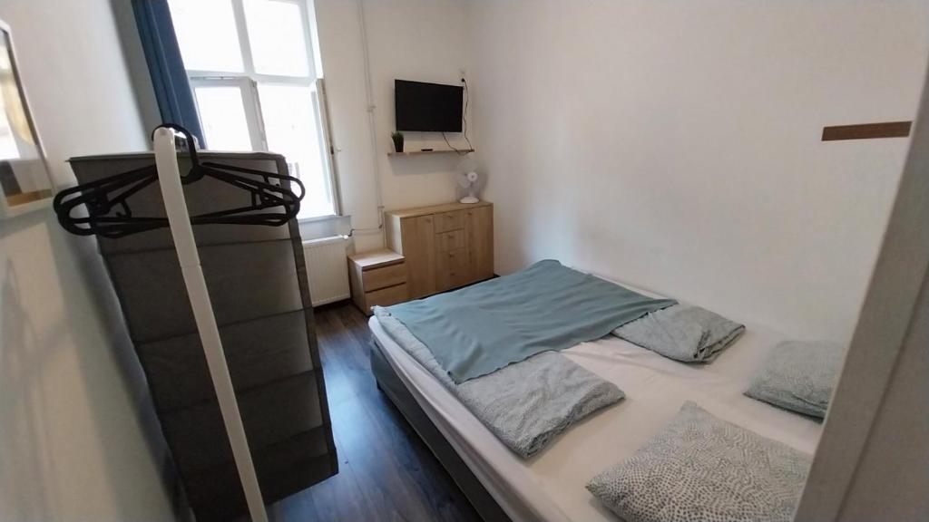 Posteľ alebo postele v izbe v ubytovaní Aradi Rooms with Private bathroom in the City Centre