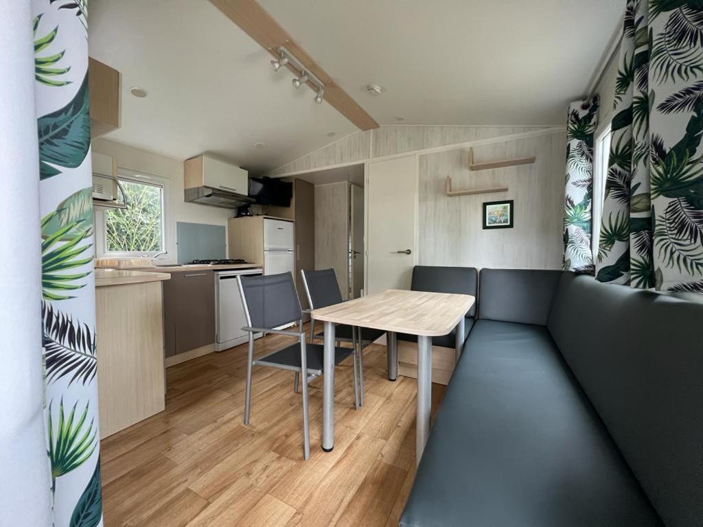 a kitchen and dining room with a table and chairs at Mobil Homes Camping Ciudad de Frías in Trias