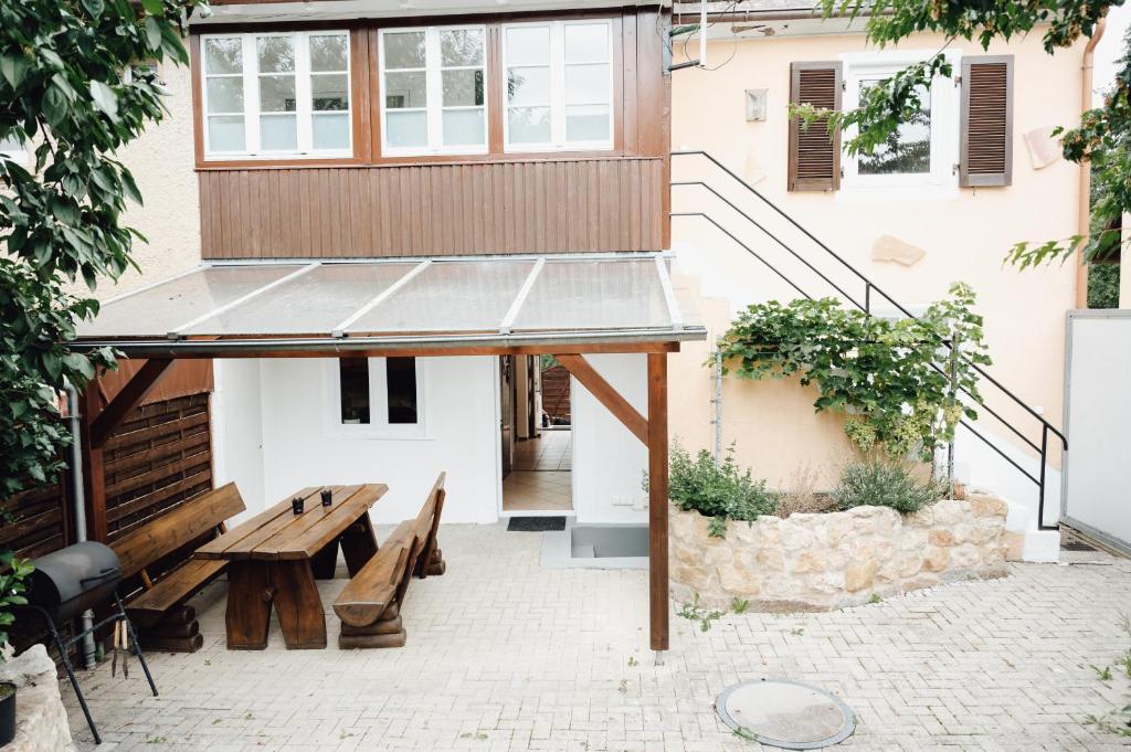 a courtyard with a bench and a house at Idylische Ferienunterkunft in Heitersheim