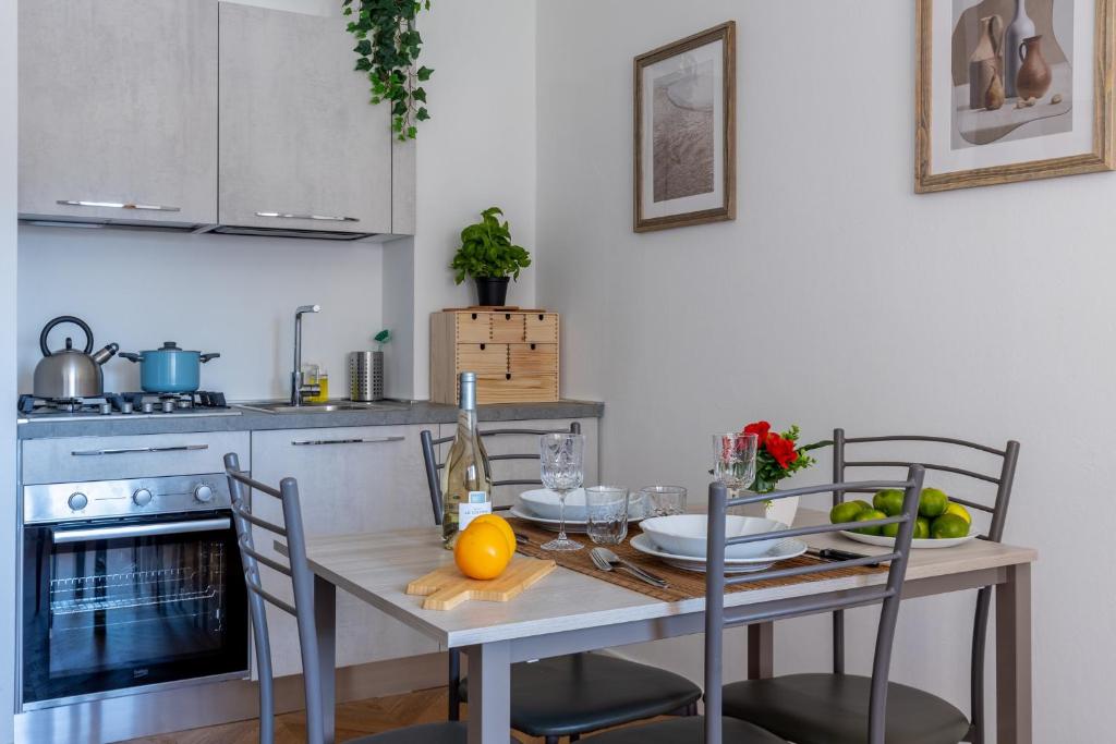 eine Küche mit einem Tisch und Obst darauf in der Unterkunft Cisanello Lovely Apartment in Pisa in Pisa