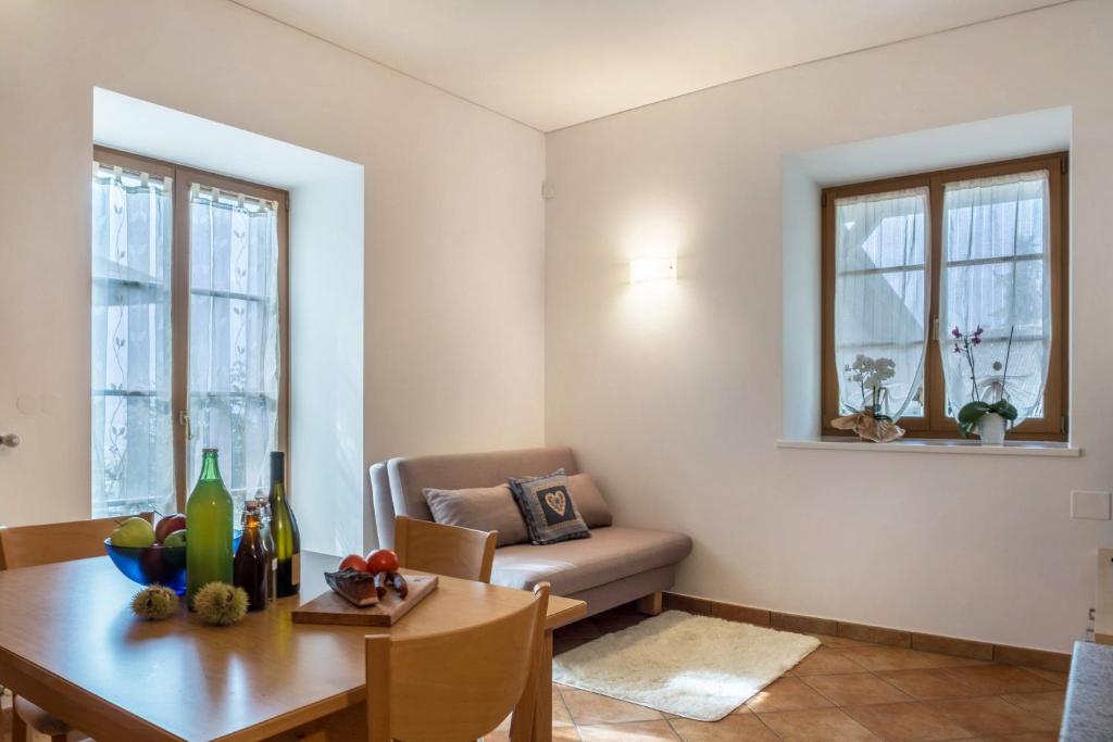 ein Wohnzimmer mit einem Tisch und einem Sofa in der Unterkunft Linslhof Apt Terlaner in Terlan