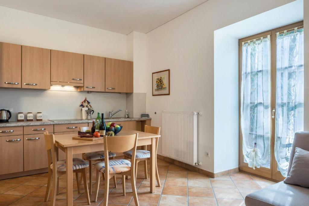 una cucina e una sala da pranzo con tavolo e sedie di Linslhof Apt Terlaner a Terlano