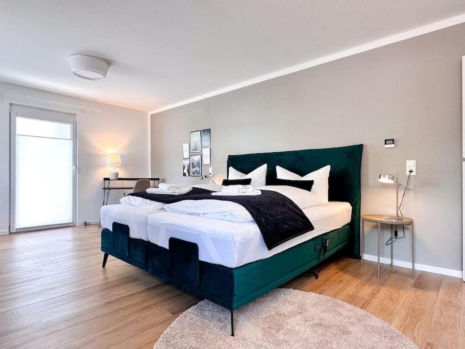 Postel nebo postele na pokoji v ubytování Appartio: Geräumige, moderne Ferienwohnung für Gruppen/Familien