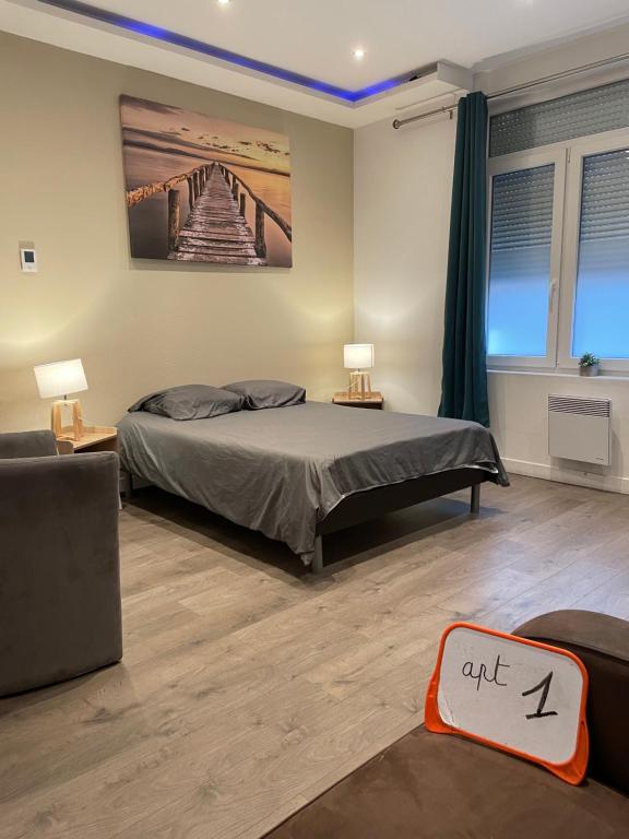 sypialnia z łóżkiem i kanapą w obiekcie gites des cigognes w mieście Dunkierka