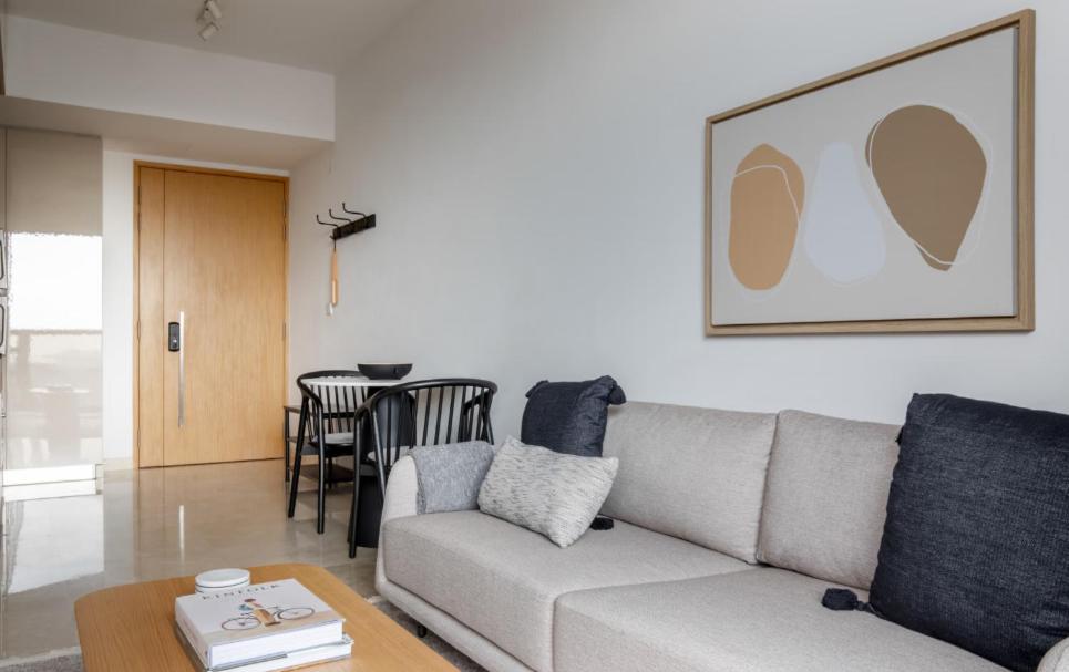 The Radiant Retreat 2BR apartment in Singapore 휴식 공간