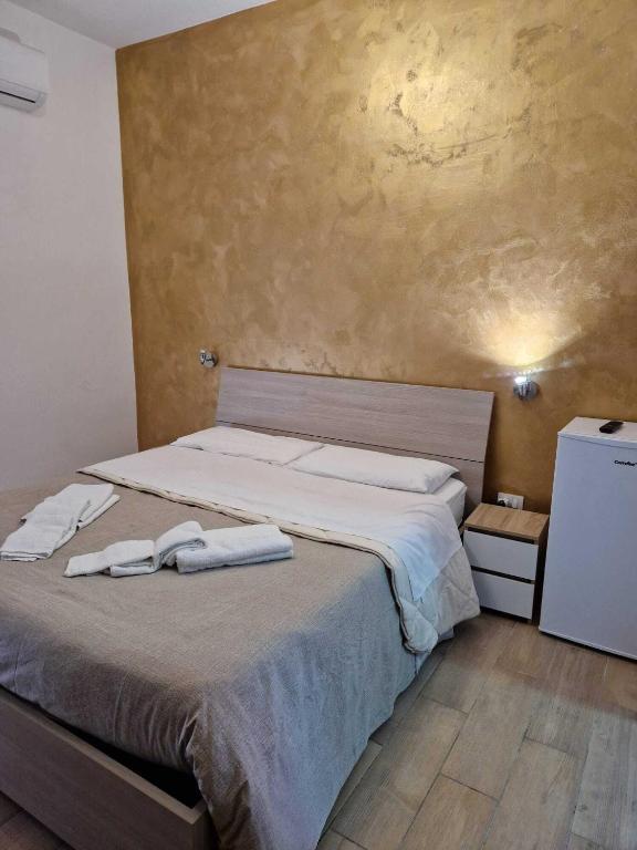 ein Schlafzimmer mit einem Bett mit zwei Handtüchern darauf in der Unterkunft B&B Pompeii Living Dream in Pompei