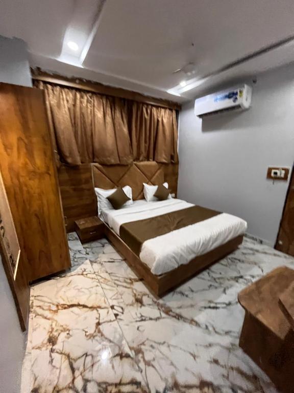 Postel nebo postele na pokoji v ubytování HOTEL KRISHNA