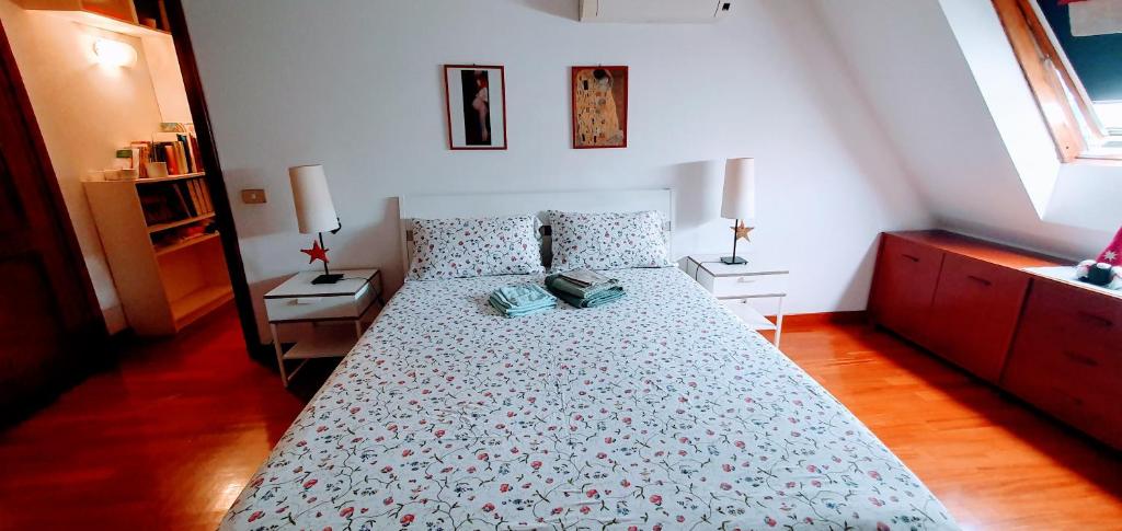 1 dormitorio con 1 cama grande y 2 mesitas de noche en A beautiful room in marvelous Rome, en Roma