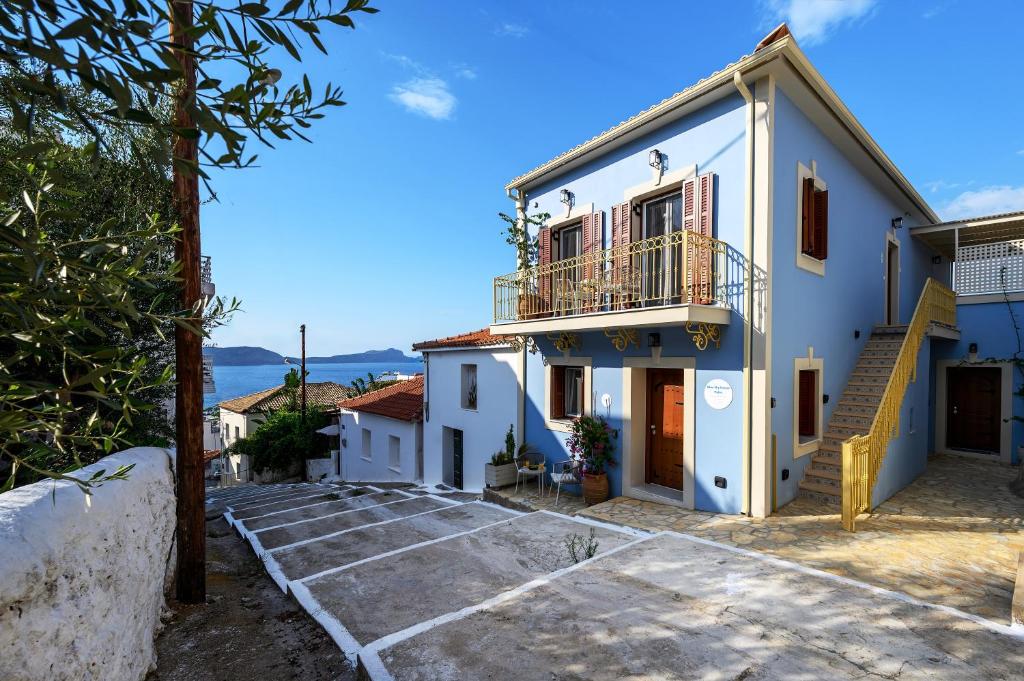 Cette villa offre une vue sur la mer. dans l'établissement Blue Sky House, à Pylos