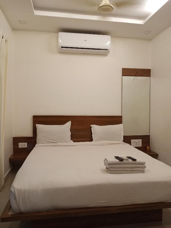Postel nebo postele na pokoji v ubytování Hotel Oakwood mahabaleshwar
