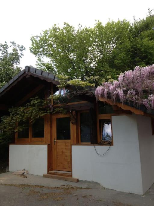 une maison avec une couronne en haut dans l'établissement SAVOIE/ petit chalet studio meublé, à Aigueblanche