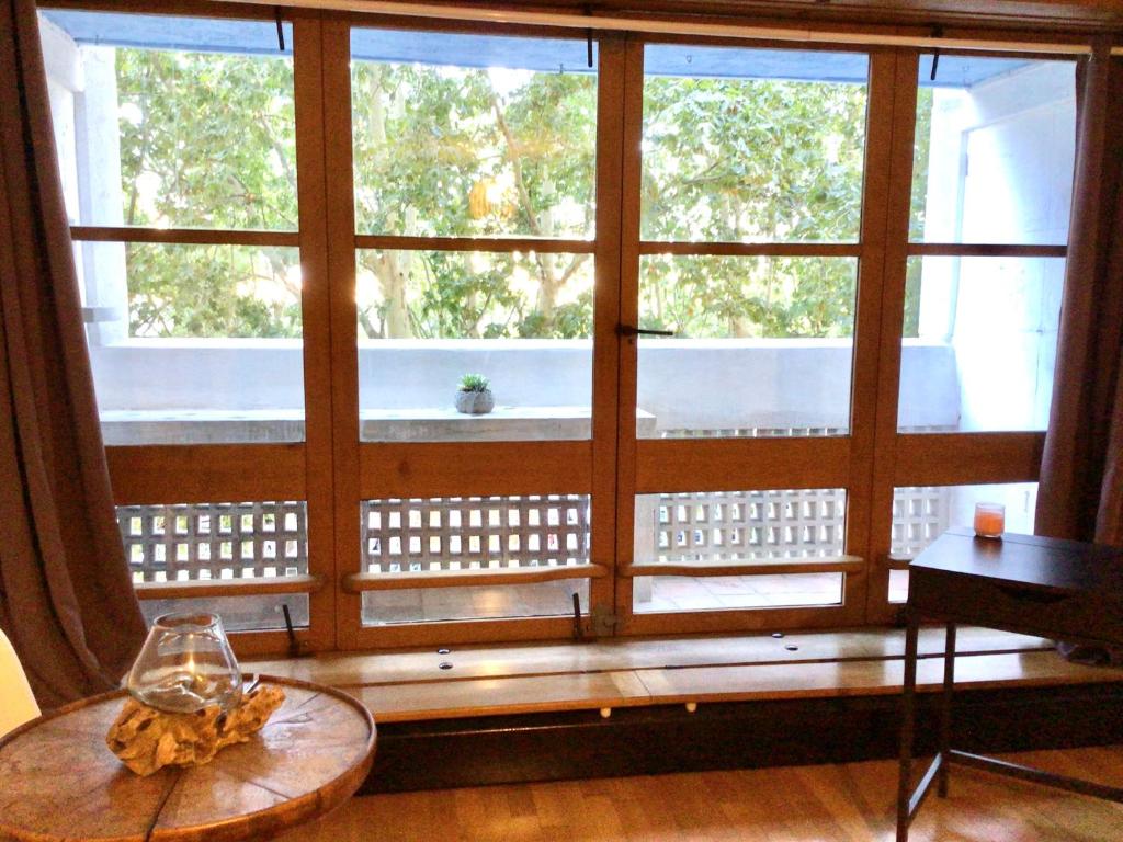 une grande fenêtre avec une table en face de celle-ci dans l'établissement Corbusier, à Marseille