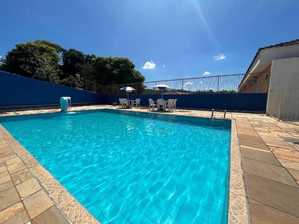 una grande piscina con acqua blu di Pousada Casablanca Águas de São Pedro ad Águas de São Pedro