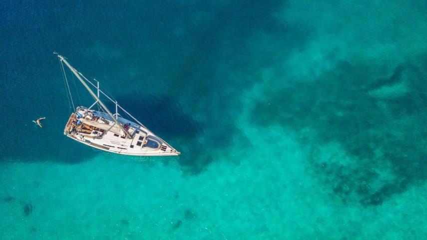 een boot drijvend in het water in de oceaan bij @Marbella Lane- Idyllic Getaway in Makaha Paradise in Makaha