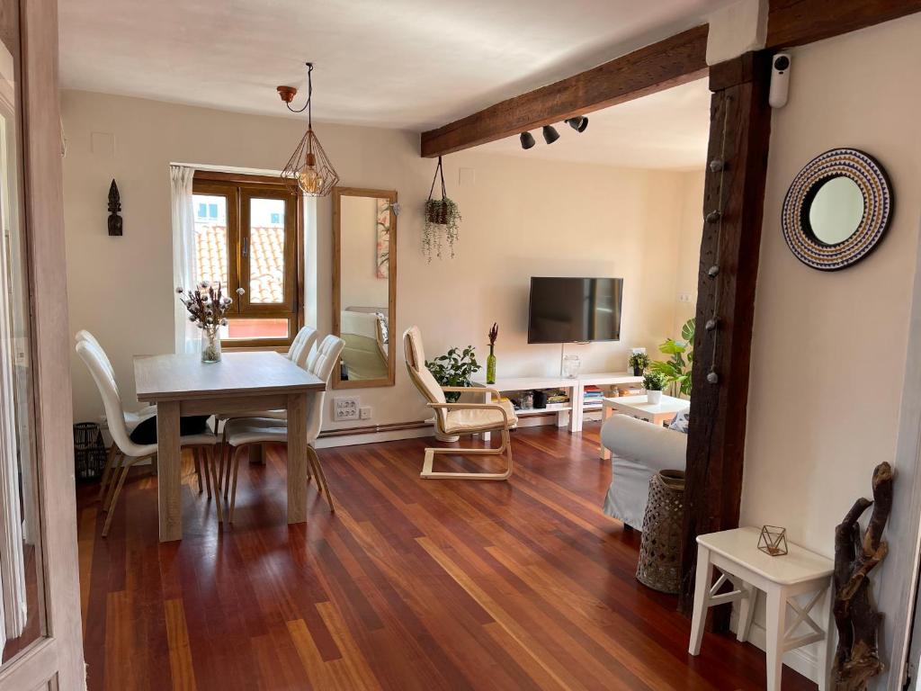 een woonkamer met een tafel en een eetkamer bij Casuca Los Cencerros in Santander